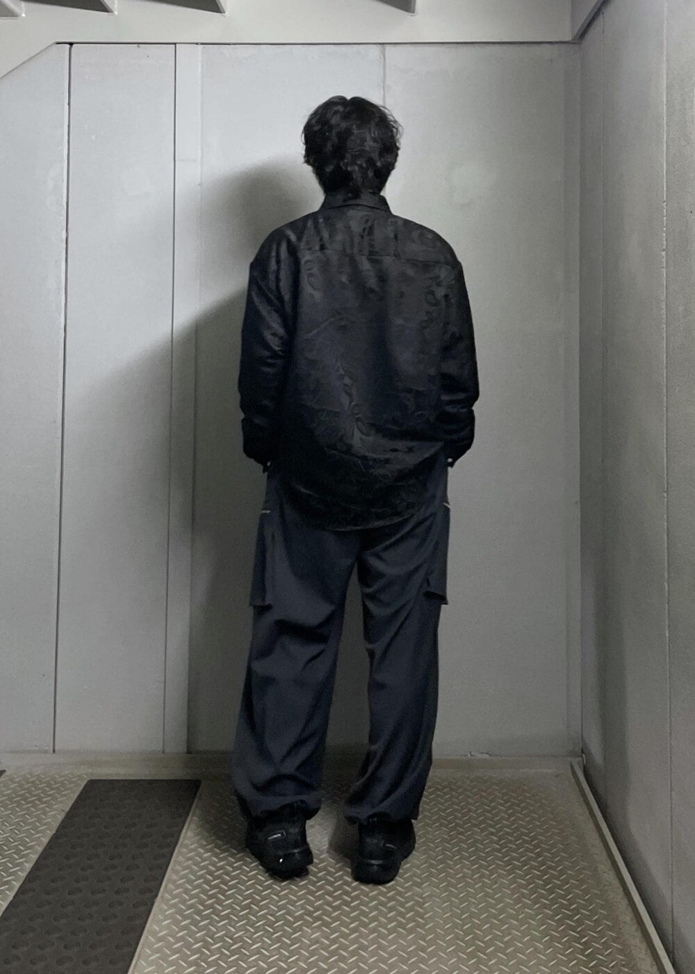 グレー系のカーゴパンツを着用したメンズの冬コーディネートの4枚目の写真