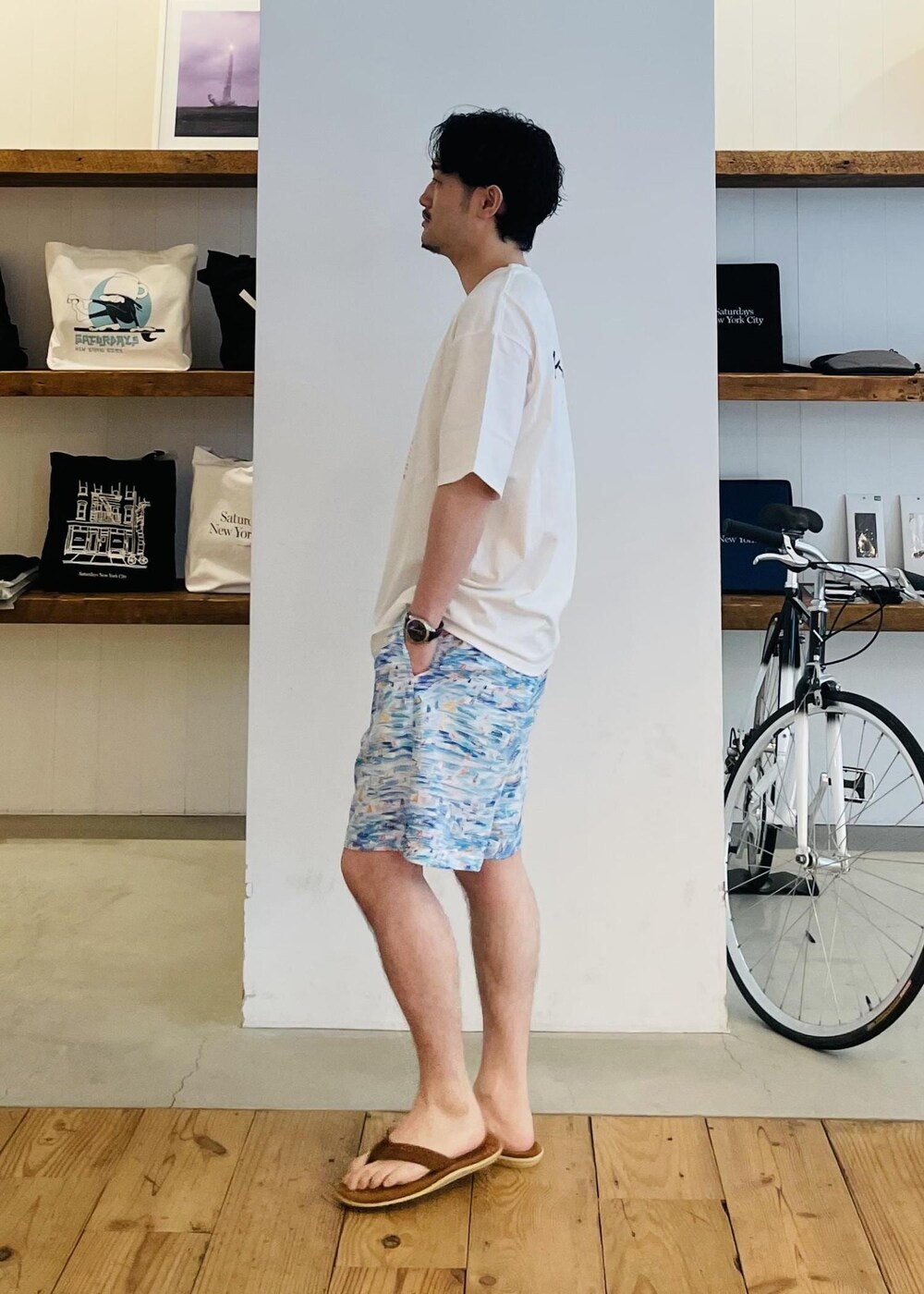 ホワイト系のTシャツ/カットソー、ブルー系のその他パンツを着用したメンズの春コーディネートの4枚目の写真