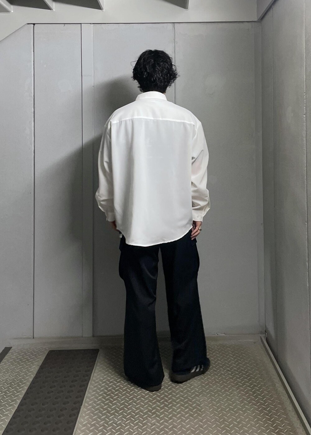 ホワイト系のシャツ/ブラウス、ブラック系のカーゴパンツを着用したメンズの夏コーディネートの3枚目の写真