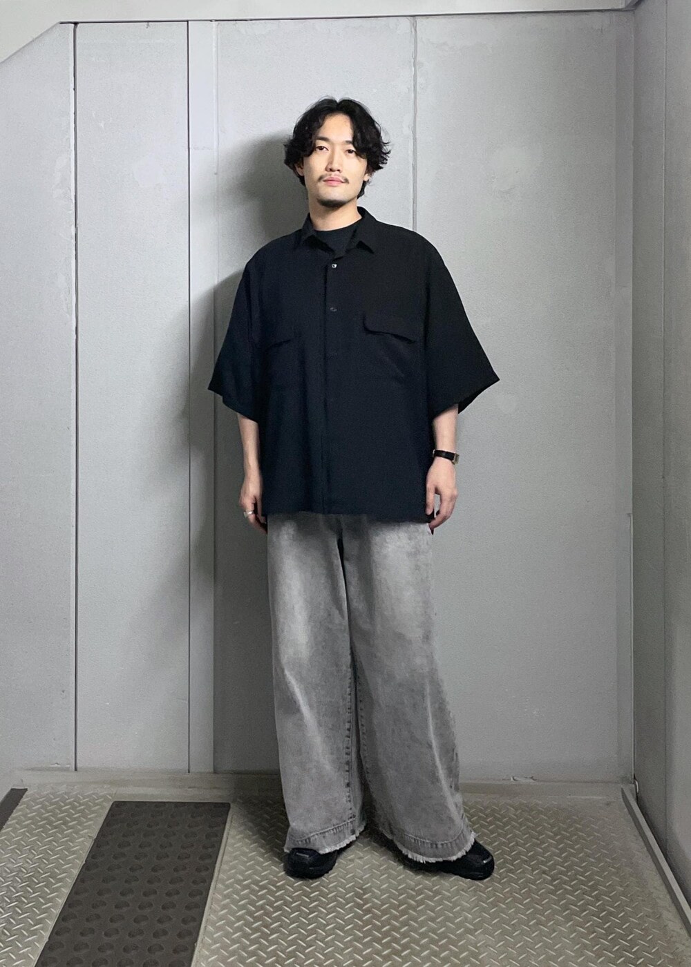 グレー系のデニムパンツ、ブラック系のシャツ/ブラウスを着用したメンズの夏コーディネートの4枚目の写真