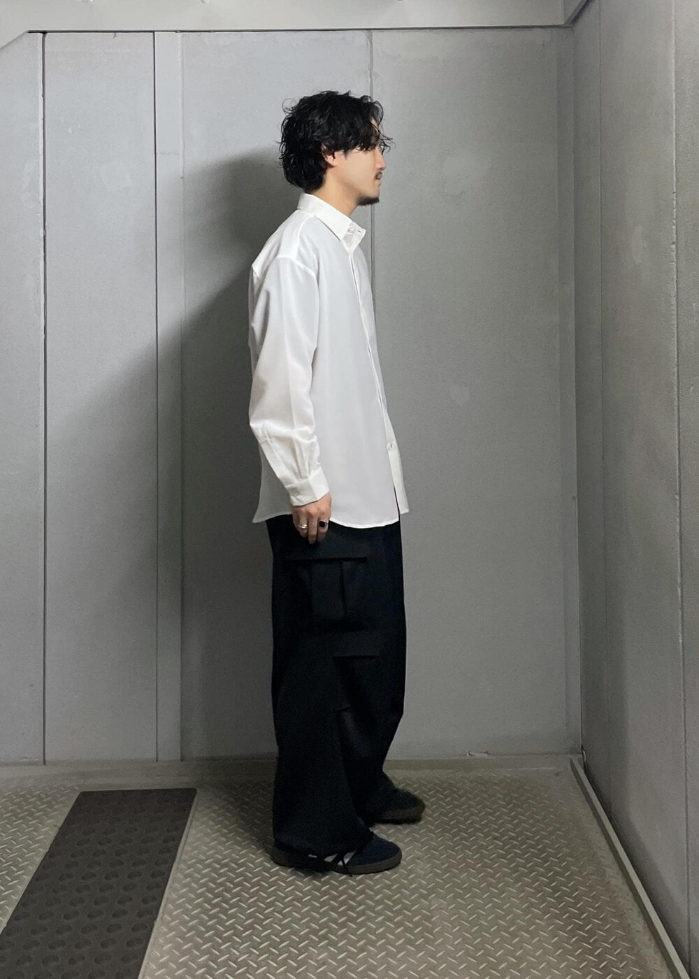 ホワイト系のシャツ/ブラウス、ブラック系のカーゴパンツを着用したメンズの夏コーディネートの2枚目の写真