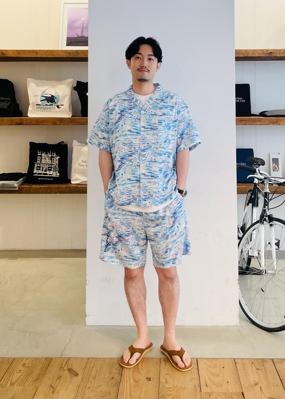 ブルー系のシャツ/ブラウス、ホワイト系のTシャツ/カットソー、ブルー系のその他パンツを着用したメンズの春コーディネートの5枚目の写真