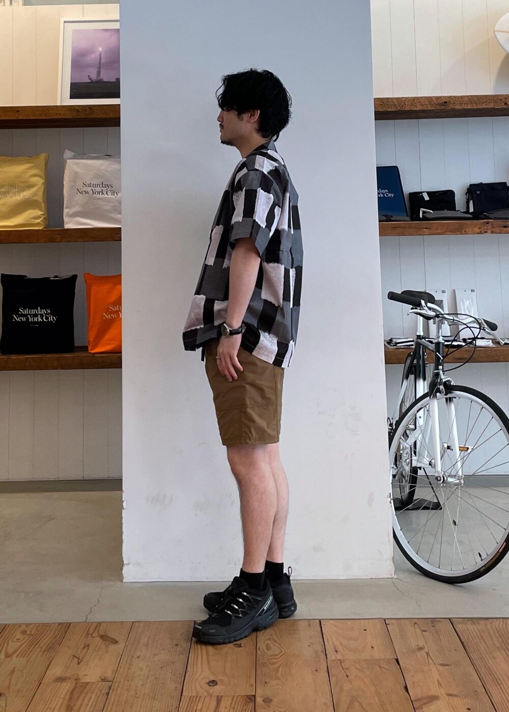ブラック系のシャツ/ブラウス、ブラウン系のその他パンツを着用したメンズの春コーディネートの5枚目の写真