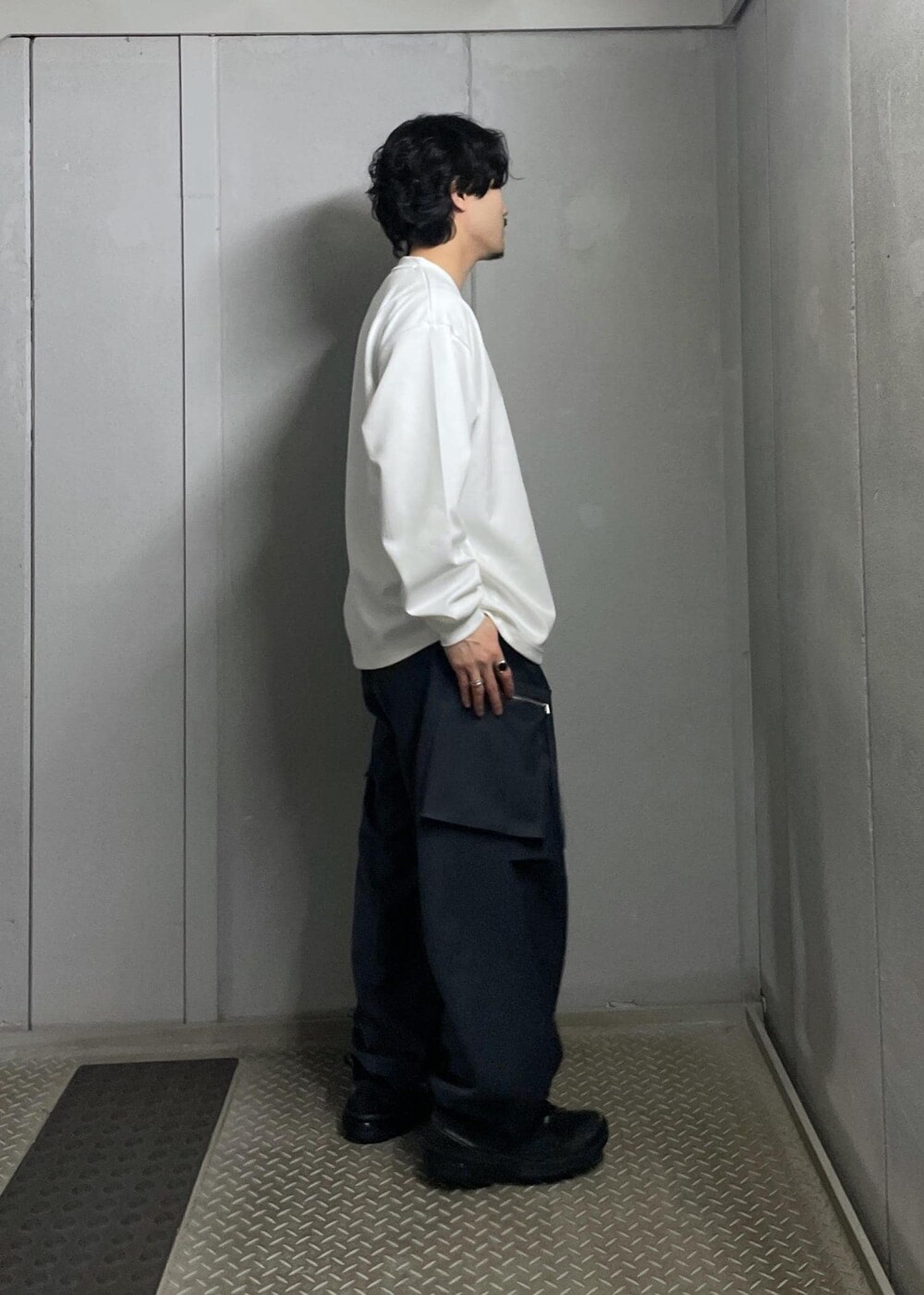 グレー系のカーゴパンツを着用したメンズの冬コーディネートの9枚目の写真