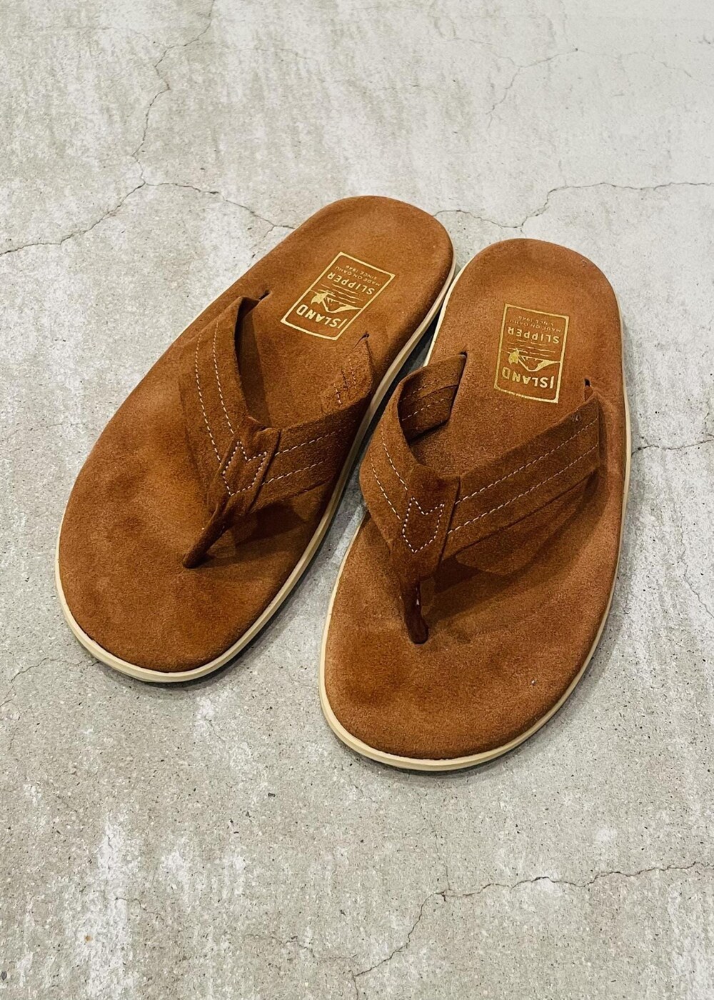 ブルー系のシャツ/ブラウス、ホワイト系のTシャツ/カットソー、ブルー系のその他パンツを着用したメンズの春コーディネートの9枚目の写真