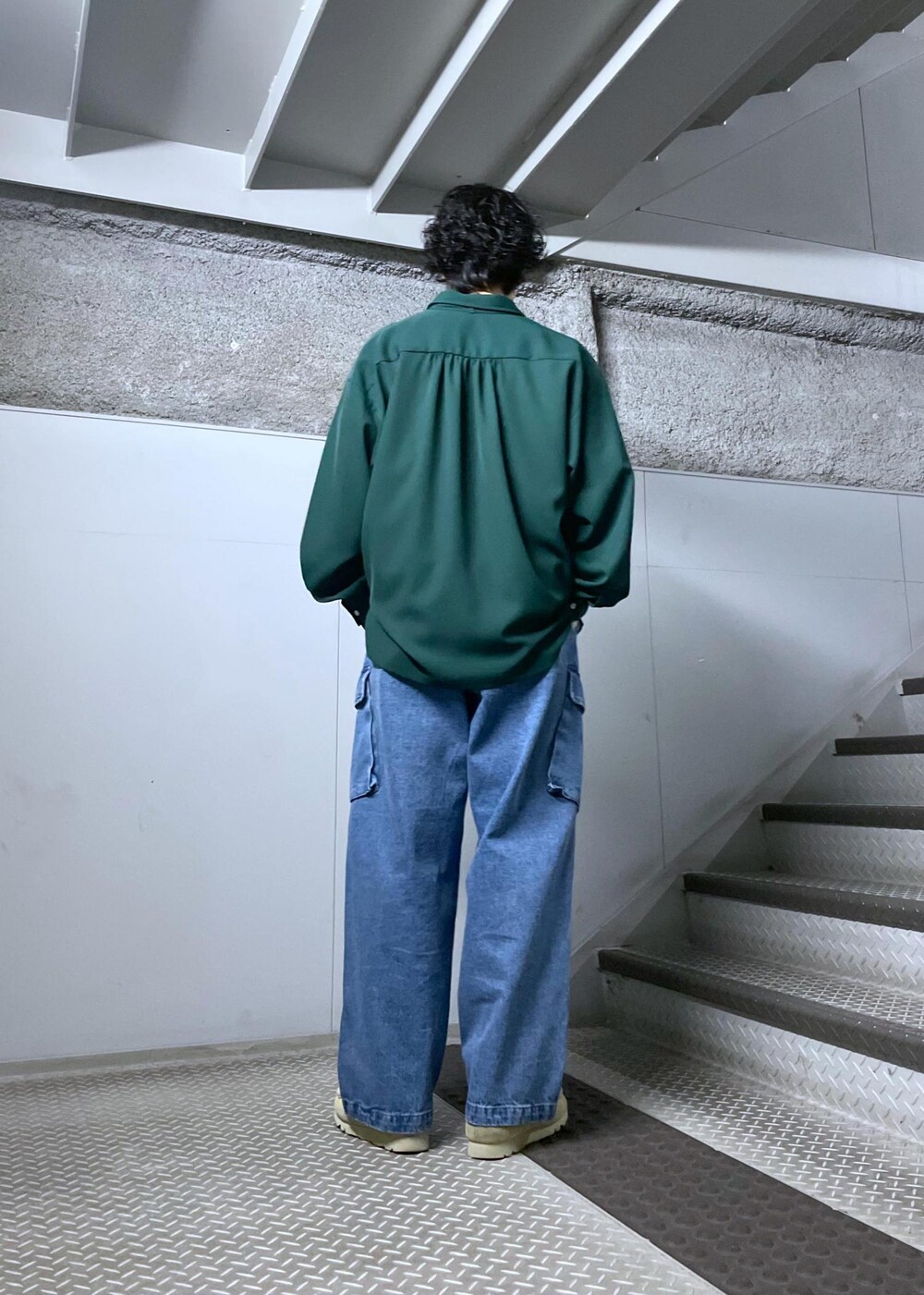 ブルー系のデニムパンツ、グリーン系のシャツ/ブラウス、シルバー系のネックレスを着用したメンズの春コーディネートの5枚目の写真