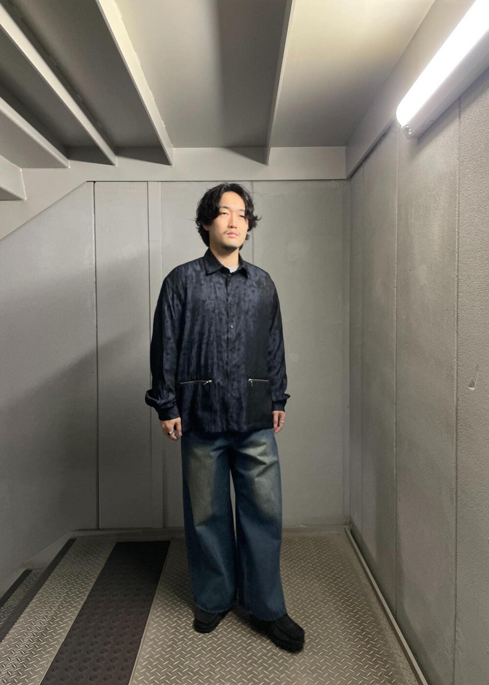 ブルー系のデニムパンツ、グレー系のニット/セーター、ブルー系のシャツ/ブラウスを着用したメンズの冬コーディネートの7枚目の写真