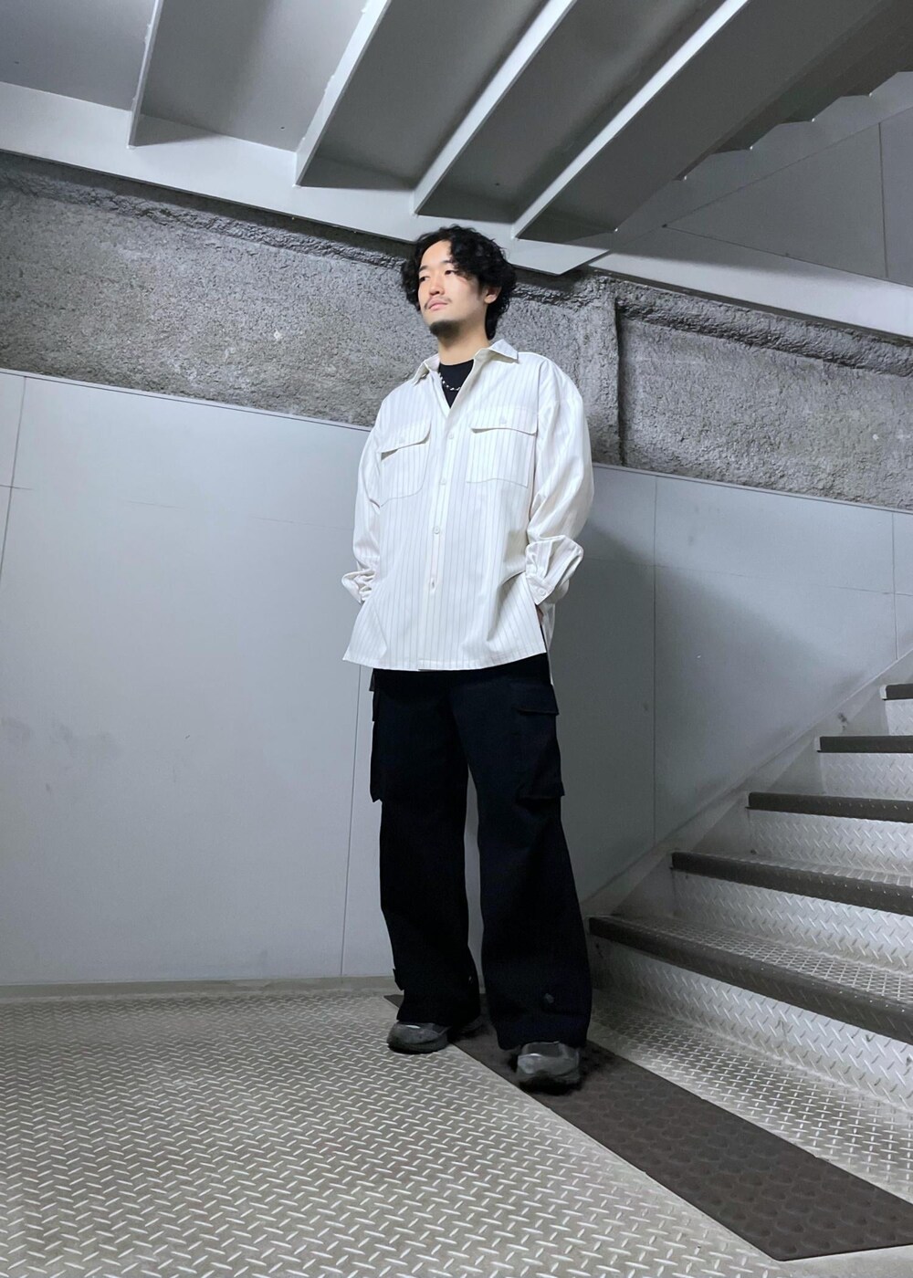 ブラック系のカーゴパンツ、ホワイト系のシャツ/ブラウスを着用したメンズの春コーディネートの2枚目の写真