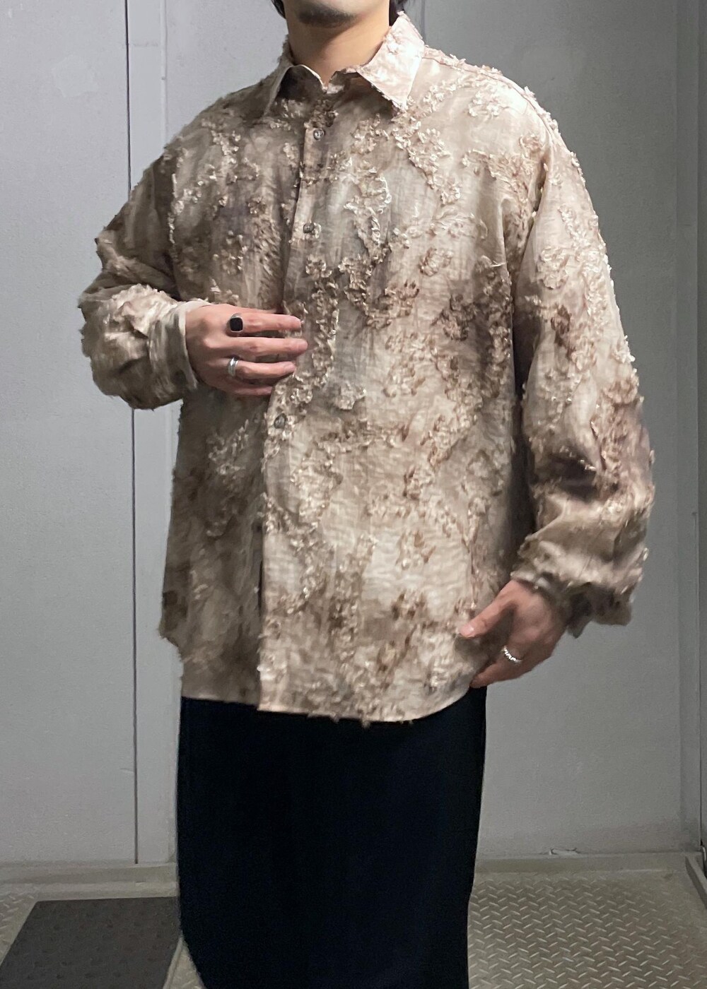 ブラック系のその他パンツ、ベージュ系のシャツ/ブラウスを着用したメンズの冬コーディネートの7枚目の写真