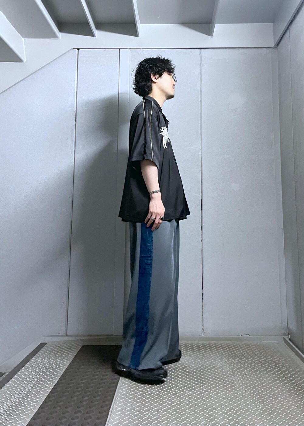 ブラック系のシャツ/ブラウス、グレー系のスラックスを着用したメンズの夏コーディネートの3枚目の写真