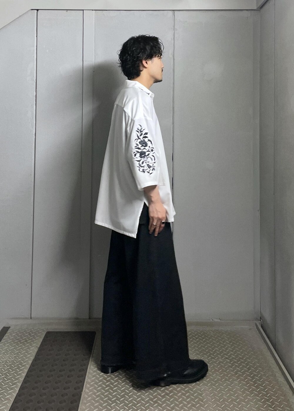 ホワイト系のシャツ/ブラウス、ブラック系のTシャツ/カットソー、ブラック系のデニムパンツを着用したメンズの夏コーディネートの2枚目の写真