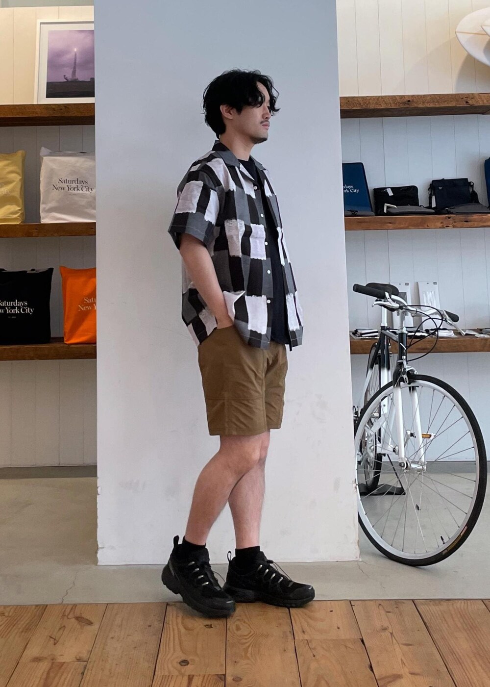 ブラック系のシャツ/ブラウス、ブラウン系のその他パンツを着用したメンズの春コーディネートの2枚目の写真