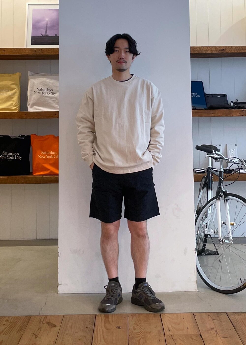 ホワイト系のTシャツ/カットソー、ブラック系のその他パンツ、ホワイト系のシャツ/ブラウスを着用したメンズの春コーディネートの5枚目の写真