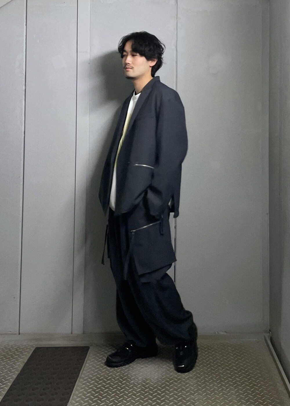 グレー系のカーゴパンツ、グレー系のテーラードジャケットを着用したメンズの冬コーディネートの3枚目の写真