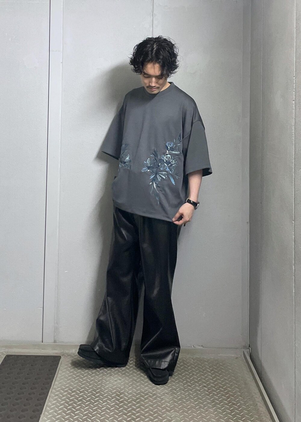 グレー系のTシャツ/カットソー、ブラック系のその他パンツを着用したメンズの夏コーディネートの2枚目の写真