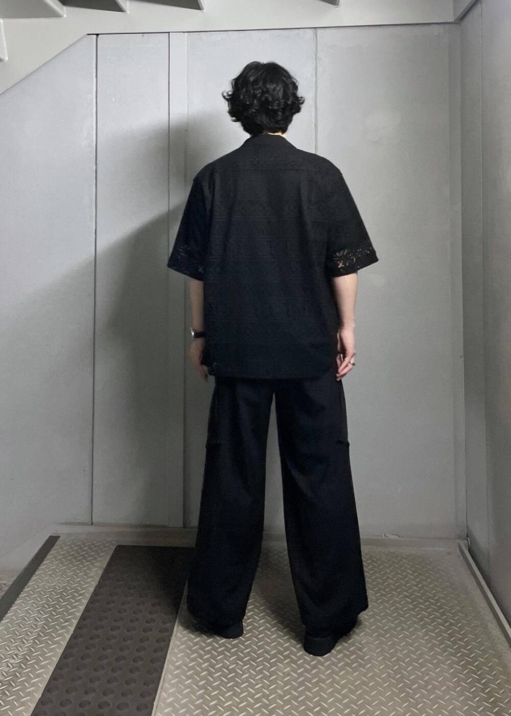 ブラック系のシャツ/ブラウス、ブラック系のカーゴパンツを着用したメンズの秋コーディネートの4枚目の写真