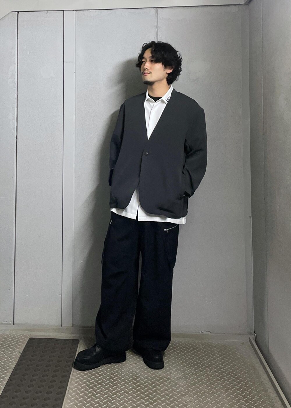 ホワイト系のシャツ/ブラウス、グレー系のノーカラージャケット、ブラック系のカーゴパンツを着用したメンズの秋コーディネートの2枚目の写真