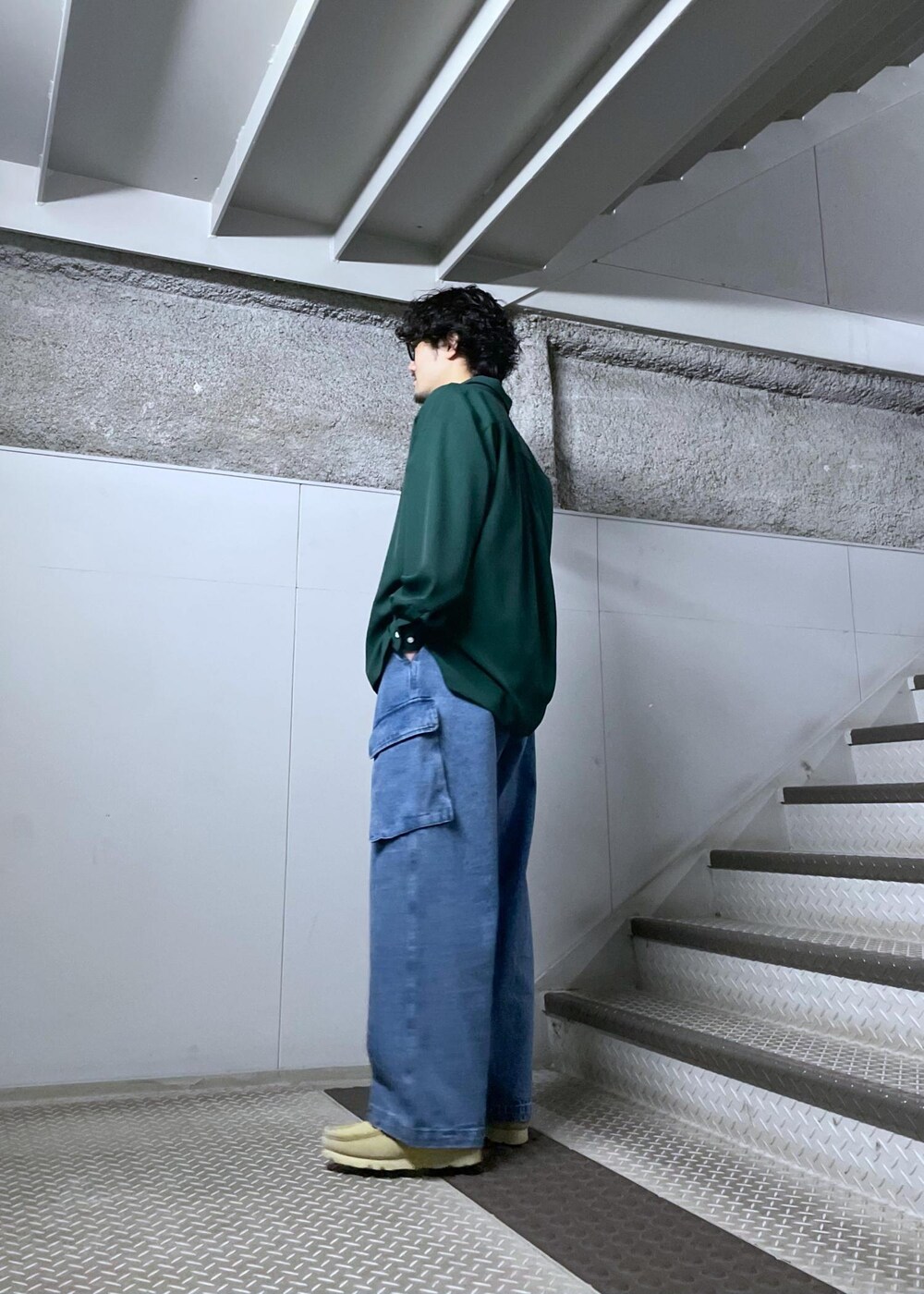 ブルー系のデニムパンツ、グリーン系のシャツ/ブラウス、シルバー系のネックレスを着用したメンズの春コーディネートの3枚目の写真