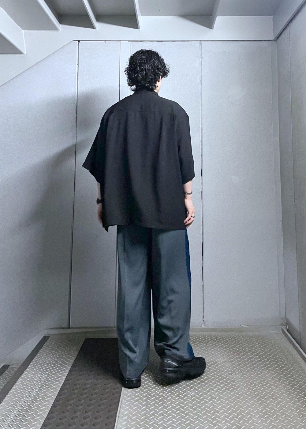 ブラック系のシャツ/ブラウス、グレー系のスラックスを着用したメンズの夏コーディネートの4枚目の写真