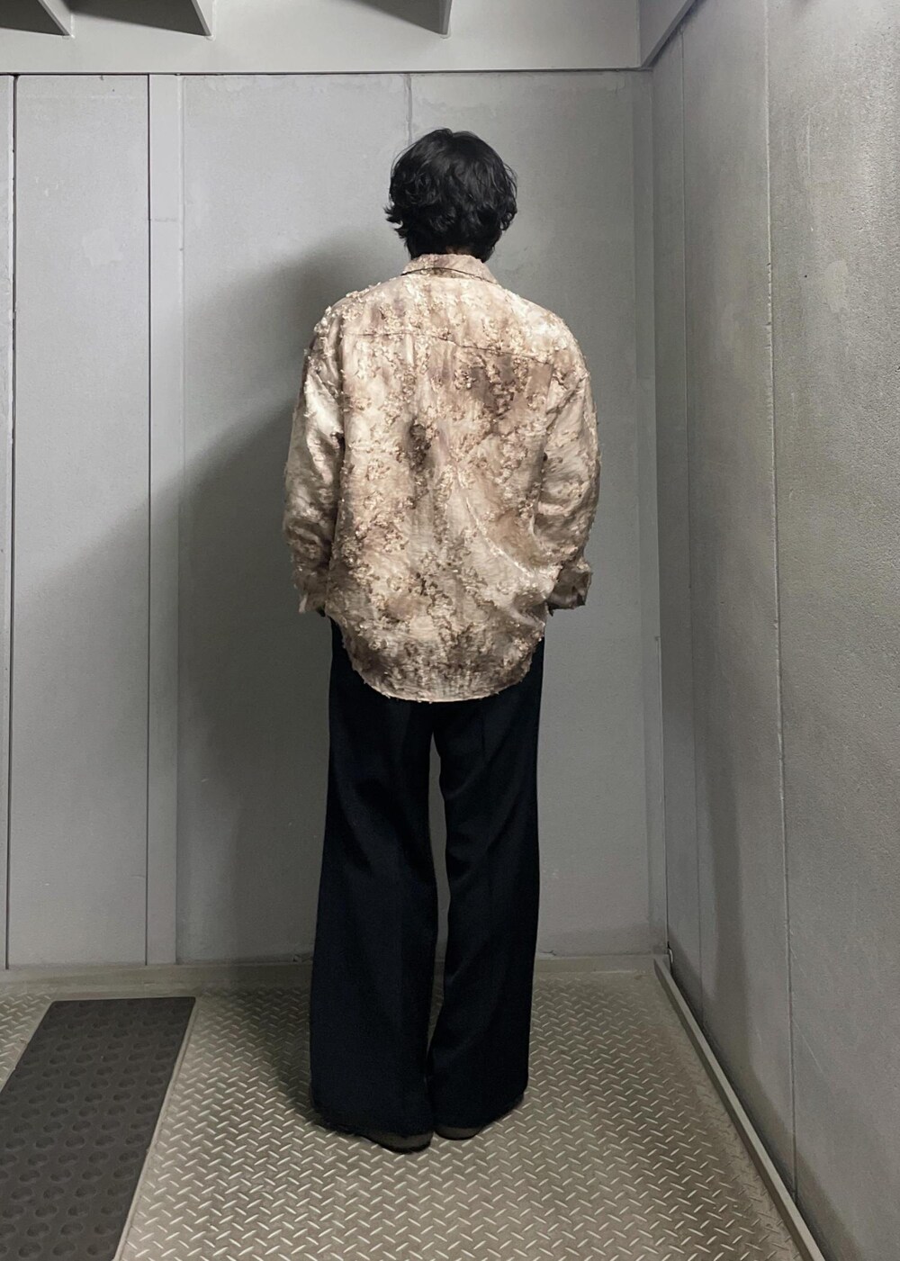 ブラック系のその他パンツ、ベージュ系のシャツ/ブラウスを着用したメンズの冬コーディネートの3枚目の写真