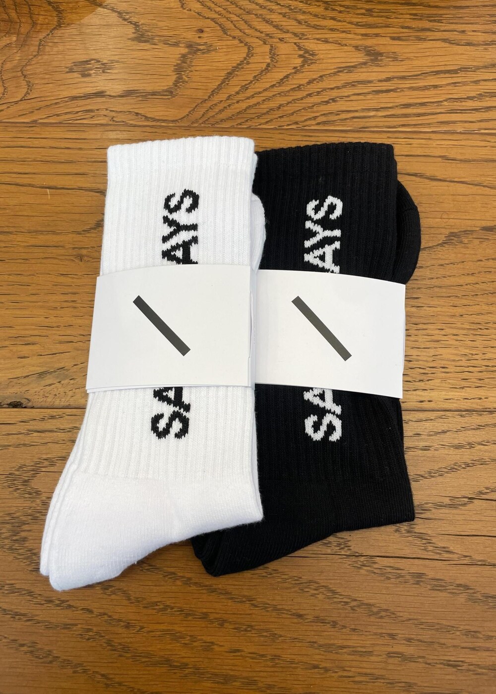 ブラック系のソックス/靴下を着用したメンズの春コーディネートの8枚目の写真