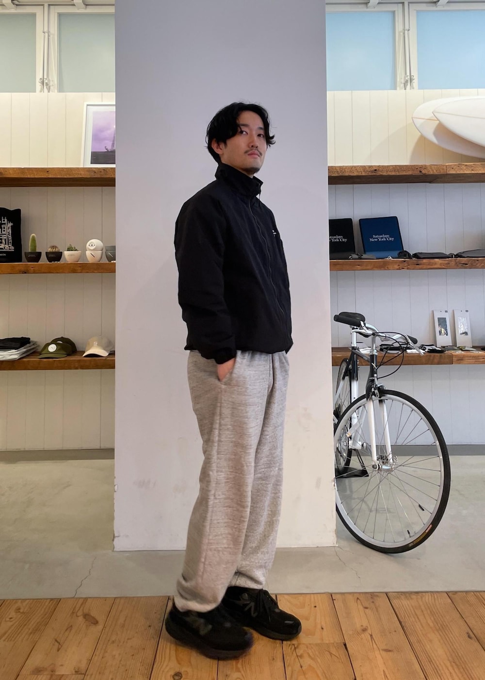 ホワイト系のTシャツ/カットソー、ブラック系のブルゾン、グレー系のその他パンツを着用したメンズの春コーディネートの4枚目の写真