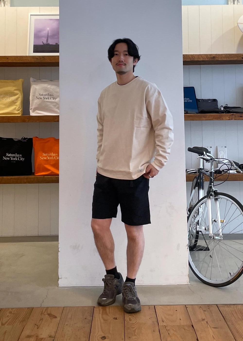 ブラック系のブルゾン、ホワイト系のTシャツ/カットソー、グリーン系のその他パンツを着用したメンズの春コーディネートの9枚目の写真