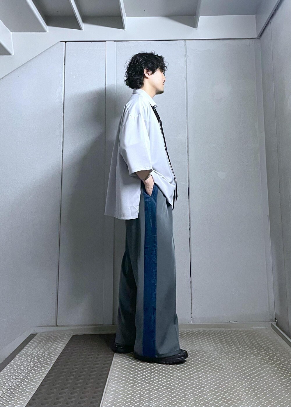 グレー系のシャツ/ブラウス、グレー系のスラックスを着用したメンズの夏コーディネートの3枚目の写真