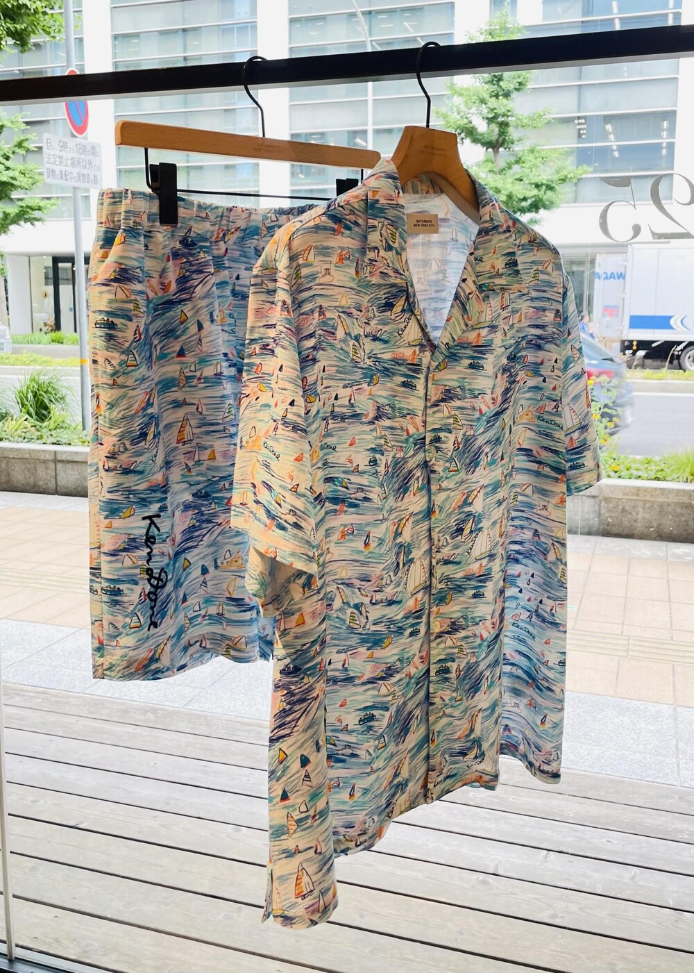 ブルー系のシャツ/ブラウス、ホワイト系のTシャツ/カットソー、ブルー系のその他パンツを着用したメンズの春コーディネートの10枚目の写真