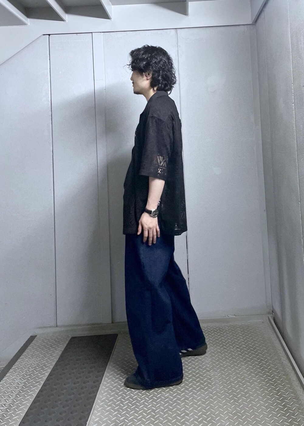 ブルー系のデニムパンツ、ブラック系のシャツ/ブラウスを着用したメンズの夏コーディネートの4枚目の写真