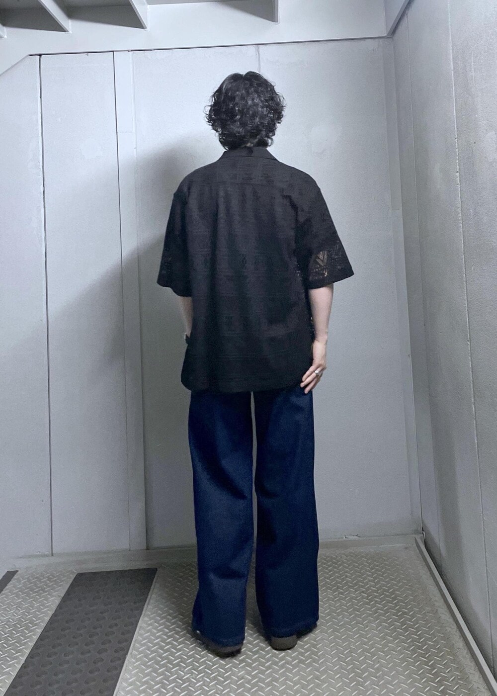 ブルー系のデニムパンツ、ブラック系のシャツ/ブラウスを着用したメンズの夏コーディネートの3枚目の写真