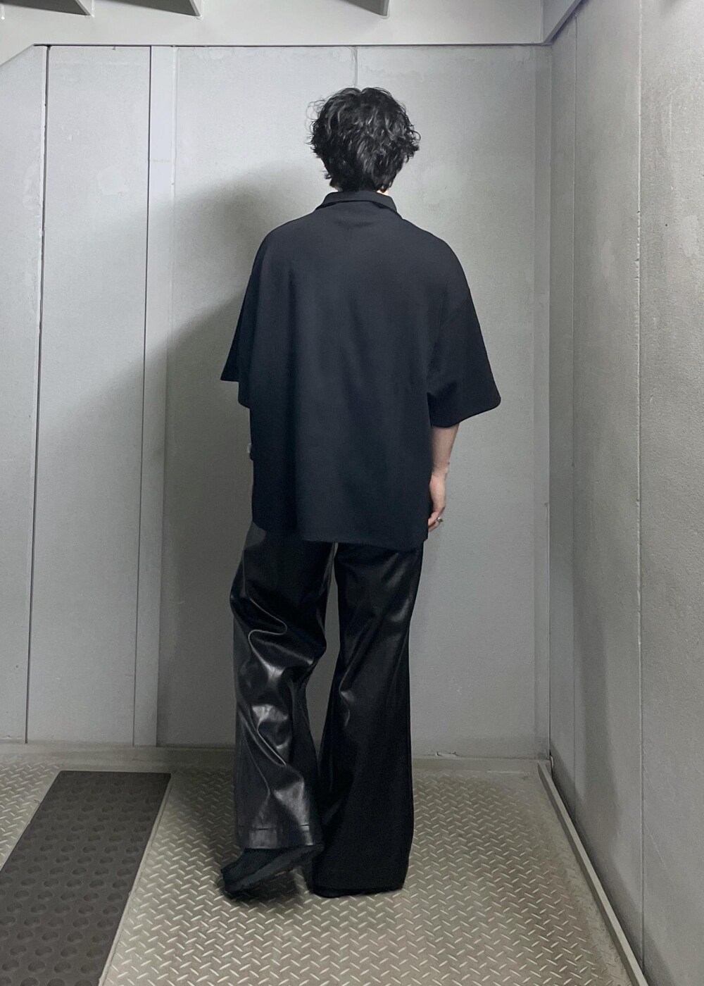 ブラック系のTシャツ/カットソー、ブラック系のその他パンツを着用したメンズの夏コーディネートの6枚目の写真