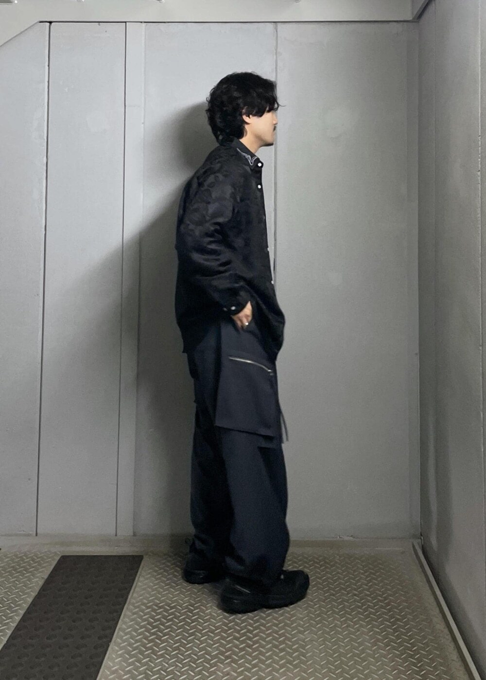 グレー系のカーゴパンツを着用したメンズの冬コーディネートの2枚目の写真