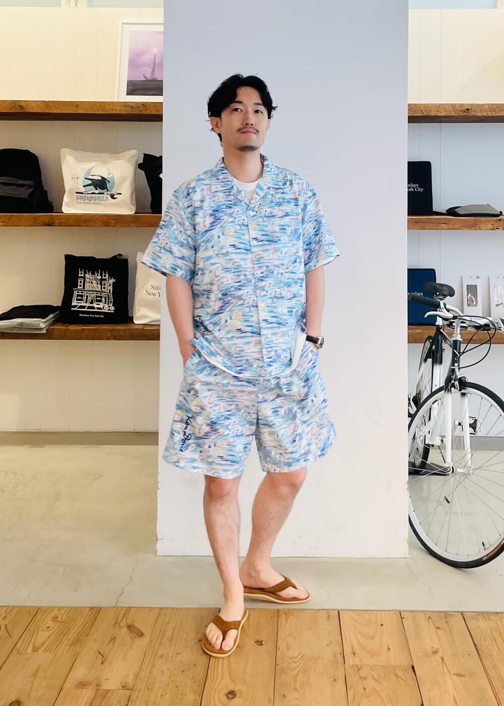 ブルー系のシャツ/ブラウス、ホワイト系のTシャツ/カットソー、ブルー系のその他パンツを着用したメンズの春コーディネートの6枚目の写真