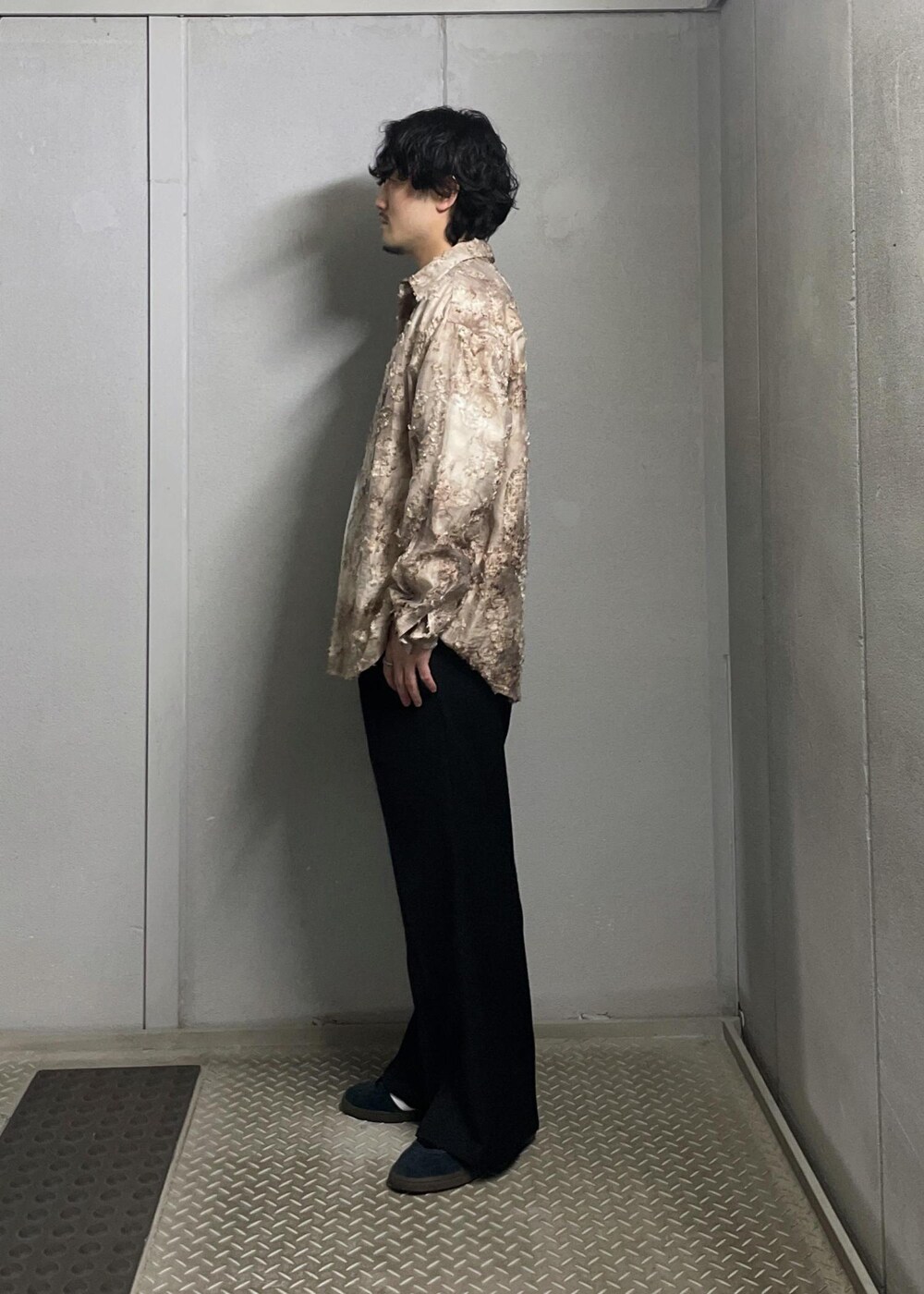 ブラック系のその他パンツ、ベージュ系のシャツ/ブラウスを着用したメンズの冬コーディネートの4枚目の写真