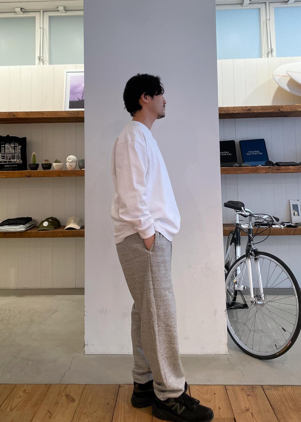 ホワイト系のTシャツ/カットソー、グレー系のその他パンツ、ブルー系のその他アウターを着用したメンズの春コーディネートの5枚目の写真