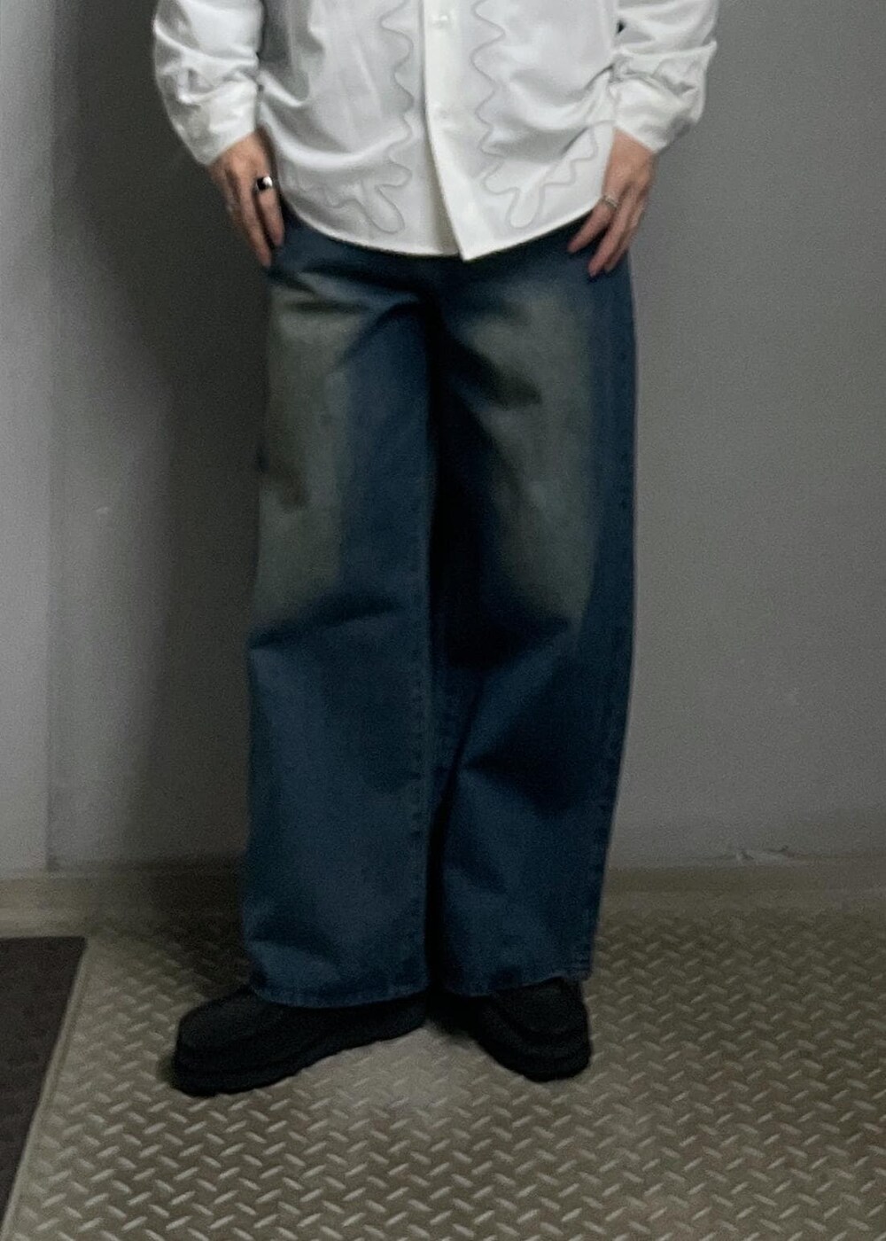 ブルー系のデニムパンツ、グレー系のニット/セーター、ホワイト系のシャツ/ブラウスを着用したメンズの冬コーディネートの7枚目の写真