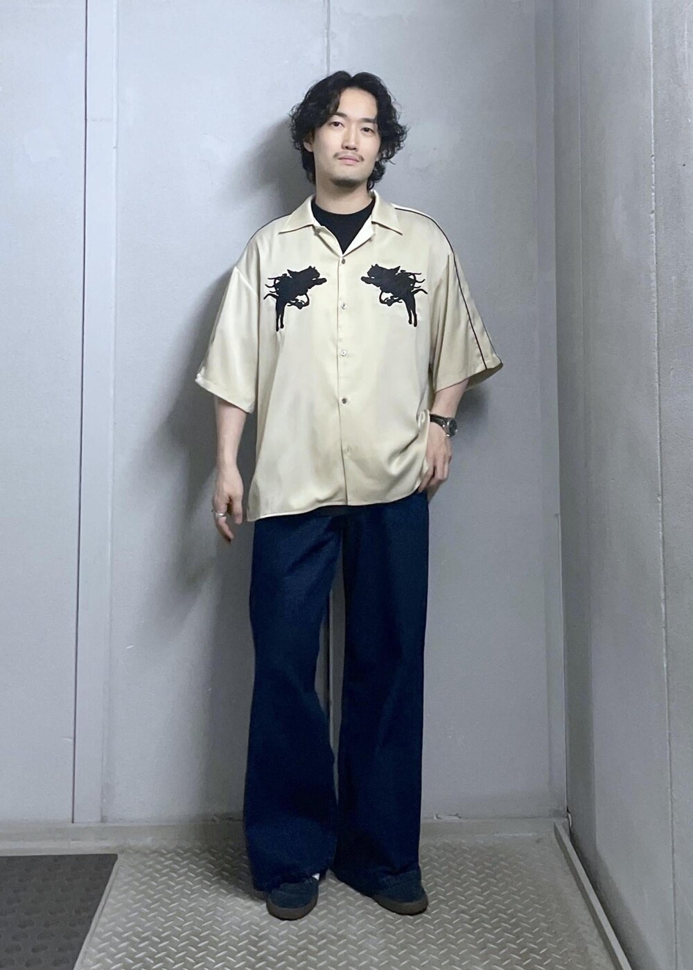 ブルー系のデニムパンツ、ベージュ系のシャツ/ブラウスを着用したメンズの夏コーディネートの4枚目の写真