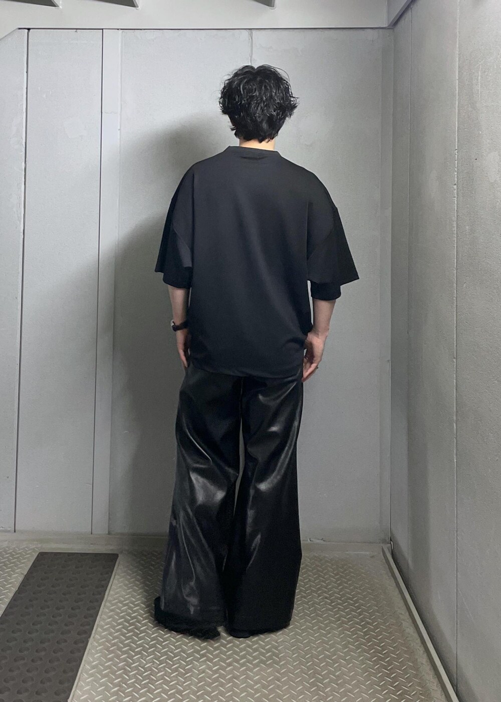 ブラック系のTシャツ/カットソー、ブラック系のその他パンツを着用したメンズの夏コーディネートの5枚目の写真