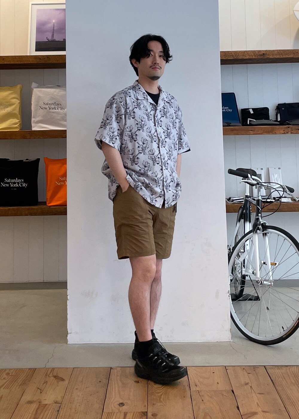ホワイト系のシャツ/ブラウス、ブラウン系のその他パンツを着用したメンズの春コーディネートの3枚目の写真