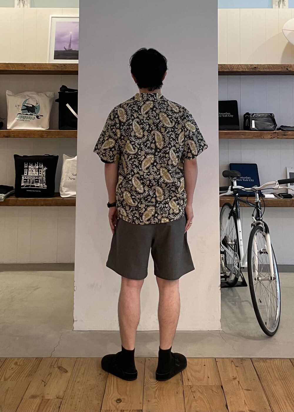 グリーン系のシャツ/ブラウス、グレー系のその他パンツを着用したメンズの夏コーディネートの3枚目の写真