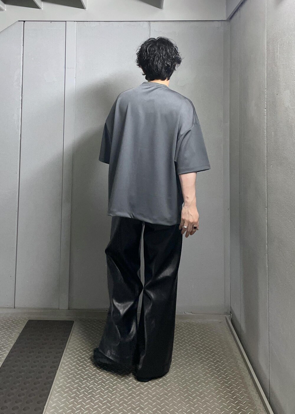 グレー系のTシャツ/カットソー、ブラック系のその他パンツを着用したメンズの夏コーディネートの3枚目の写真