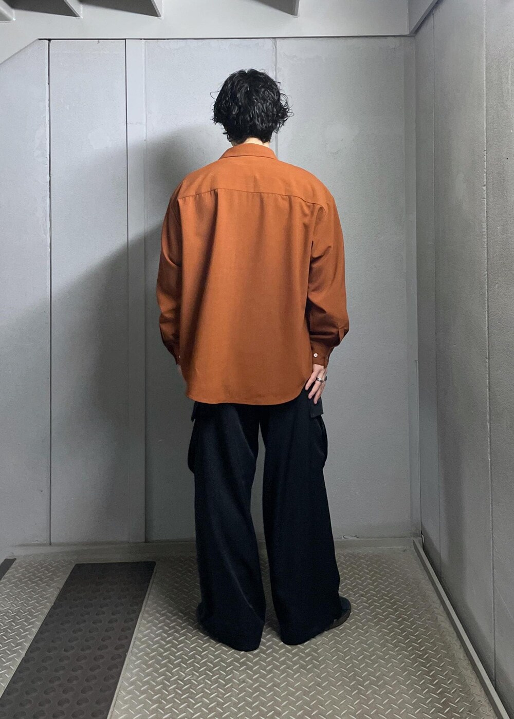 オレンジ系のシャツ/ブラウス、ブラック系のカーゴパンツを着用したメンズの夏コーディネートの4枚目の写真