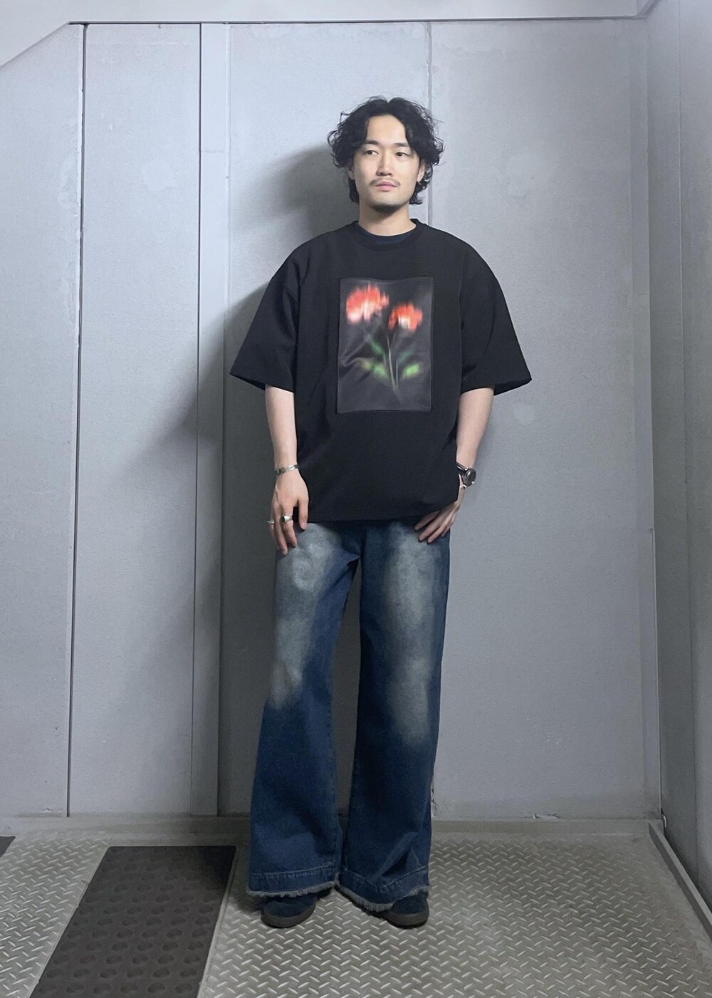 ブルー系のデニムパンツ、ブラック系のTシャツ/カットソーを着用したメンズの春コーディネートの3枚目の写真