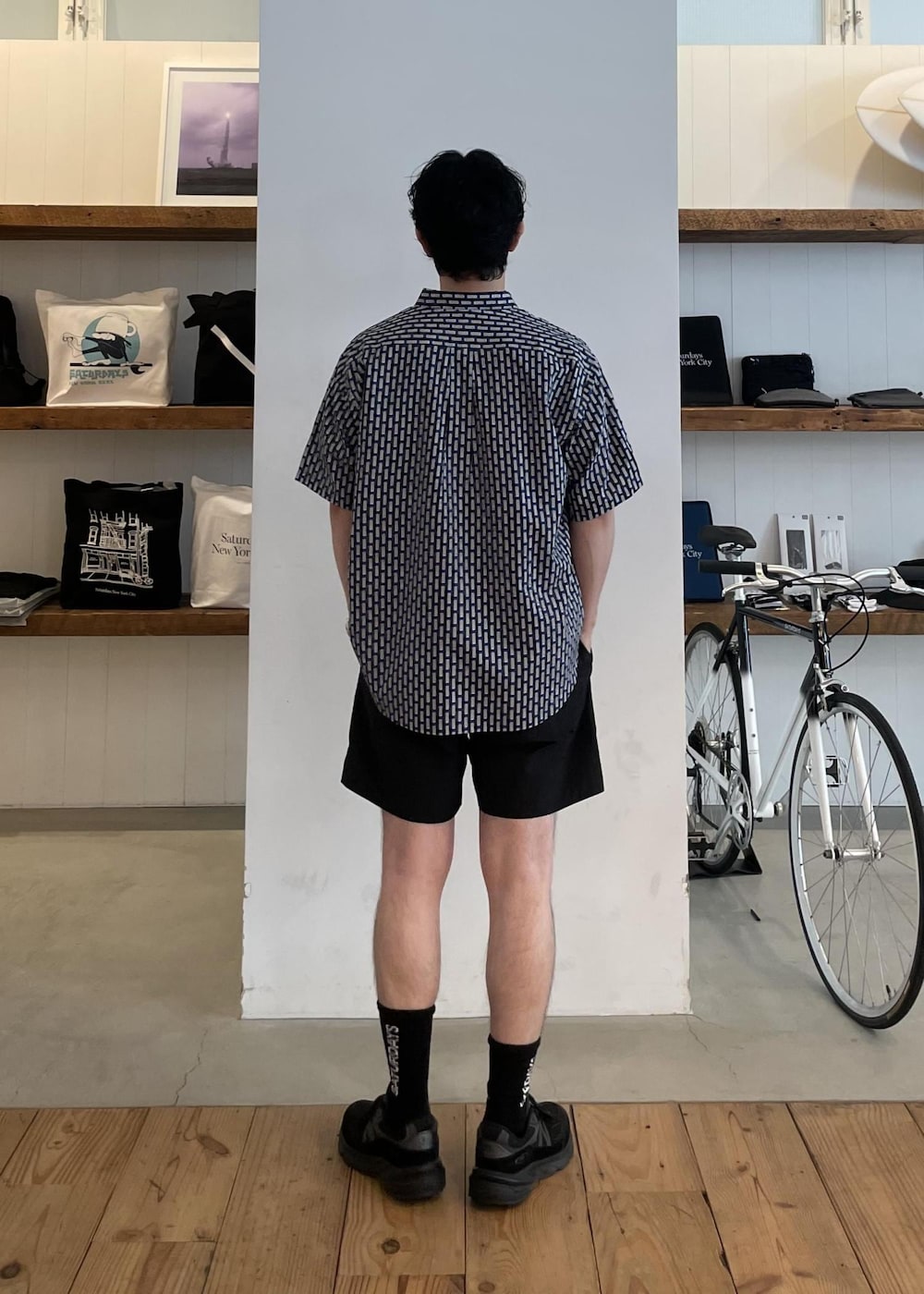 ブラック系のソックス/靴下を着用したメンズの春コーディネートの3枚目の写真