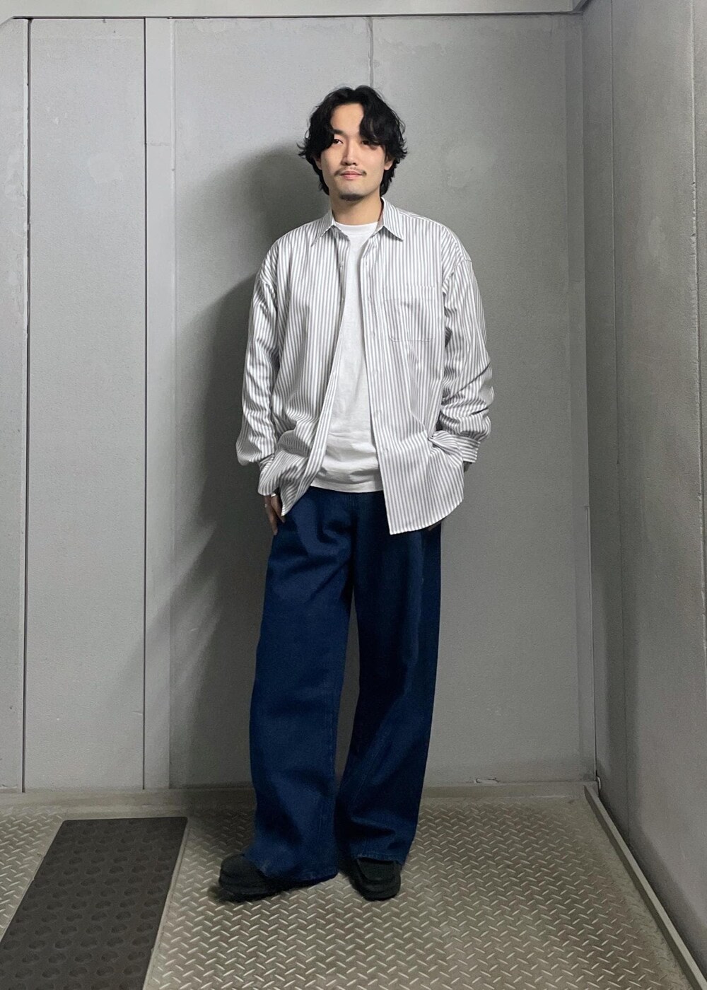 ブラック系のカーディガン/ボレロ、グレー系のシャツ/ブラウス、ブルー系のデニムパンツを着用したメンズの冬コーディネートの9枚目の写真