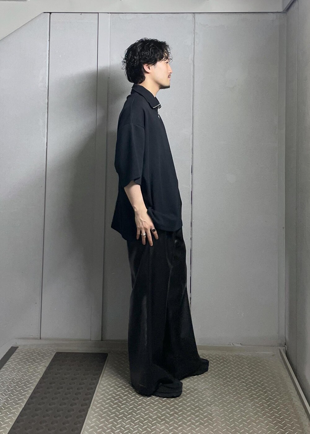 ブラック系のTシャツ/カットソー、ブラック系のその他パンツを着用したメンズの夏コーディネートの4枚目の写真