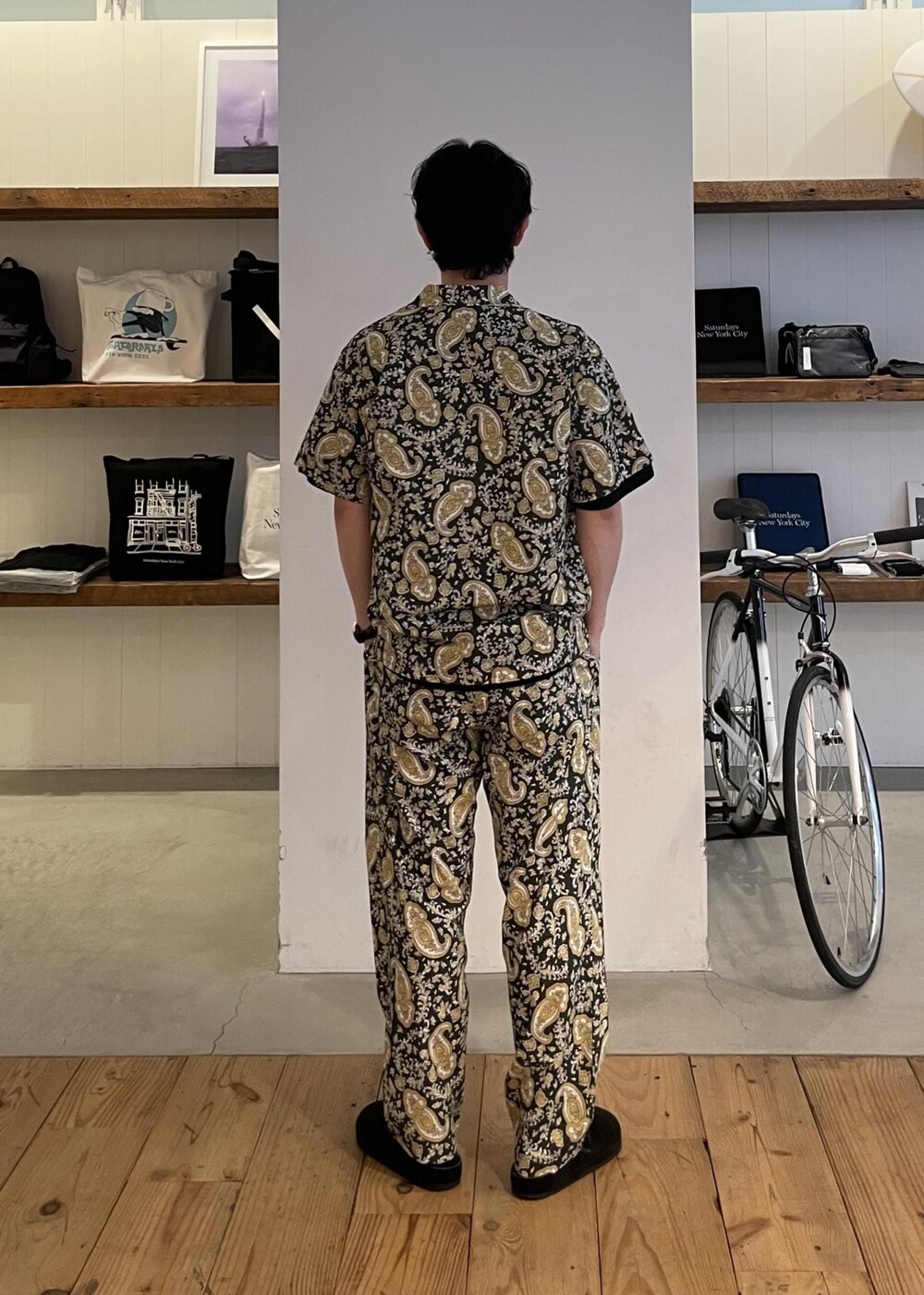 グリーン系のシャツ/ブラウス、グリーン系のその他パンツを着用したメンズの夏コーディネートの3枚目の写真