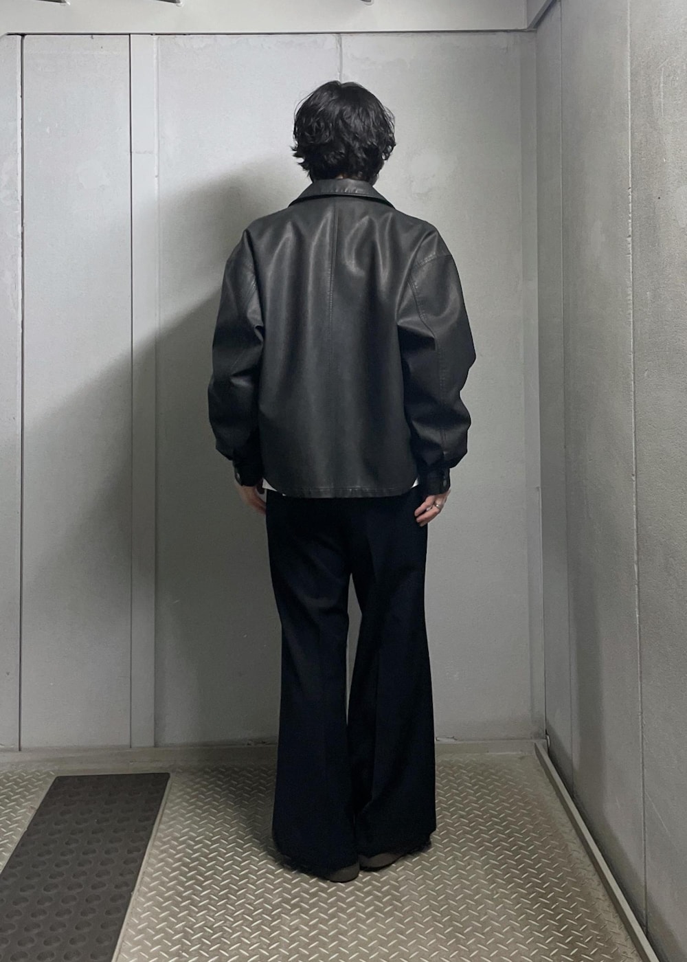 ブラック系のブルゾン、ブラック系のその他パンツを着用したメンズの冬コーディネートの3枚目の写真