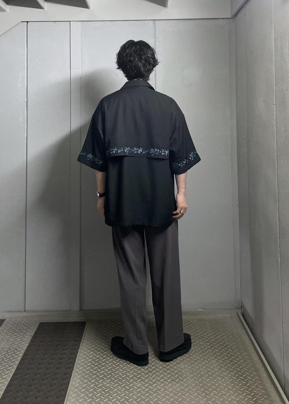ブラック系のTシャツ/カットソー、ブラック系のシャツ/ブラウス、グレー系のスラックスを着用したメンズの夏コーディネートの5枚目の写真